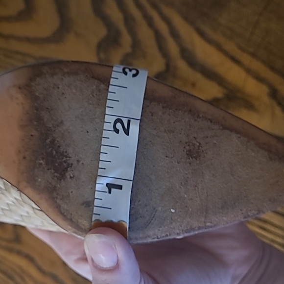 Salvatore Ferragamo Vintage Neutral Woven Shoe Heel - Picture 14 of 14